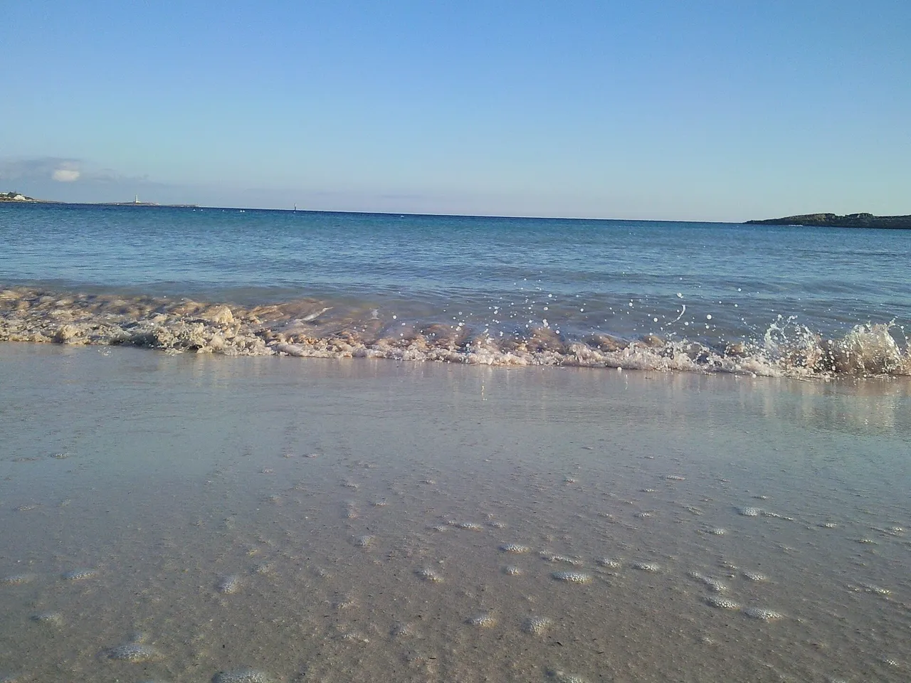 Cala de Binibeca con rocas y agua turquesa