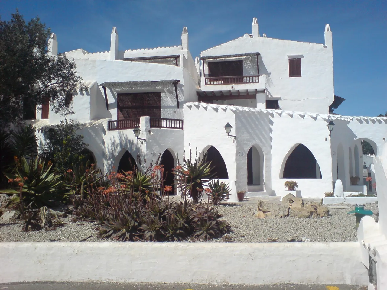 Casas blancas con jardín en Binibeca Vell