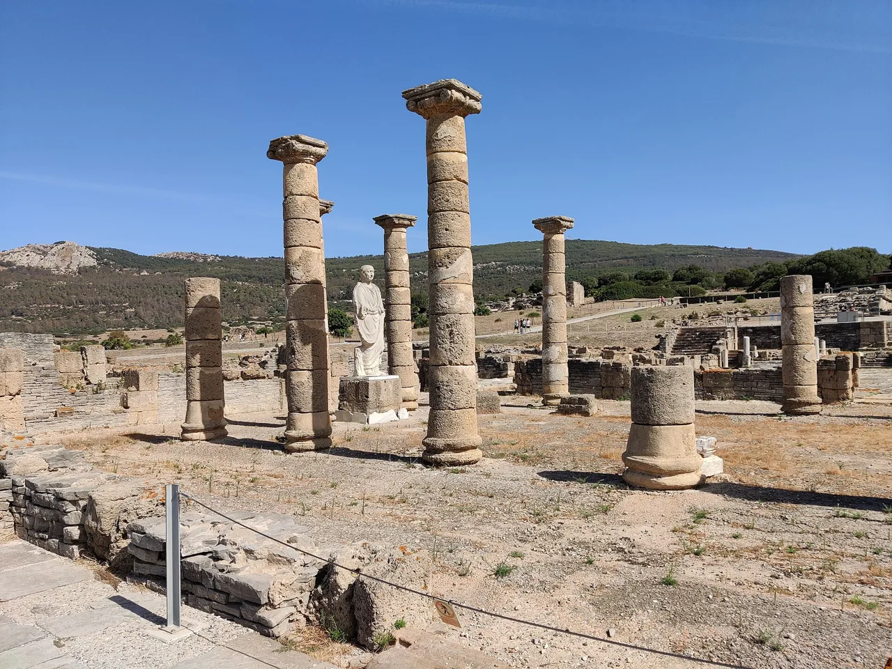 Columnas del foro romano de Baelo Claudia, junto a la playa de Bolonia