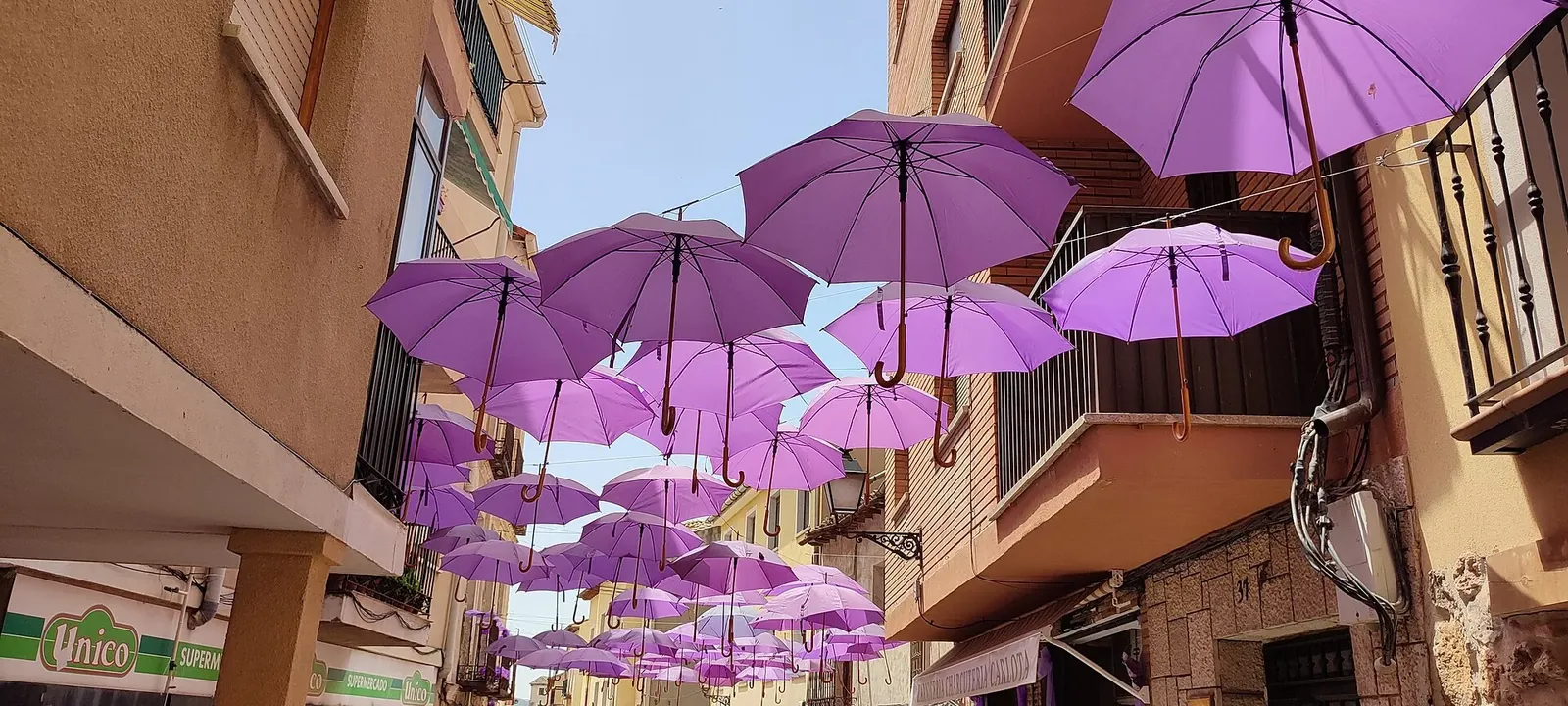 Calle de Brihuega decorada con paraguas morados