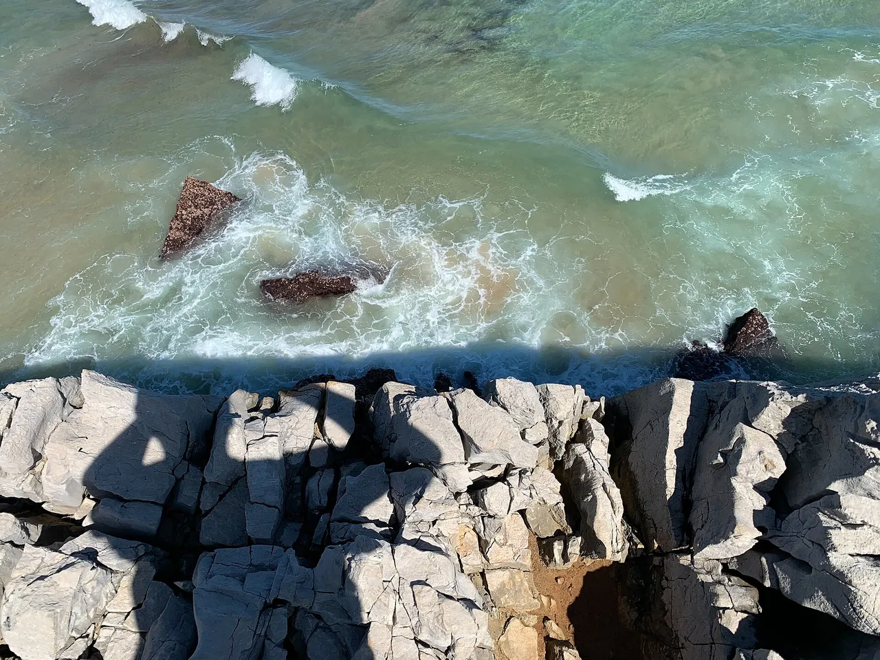 Agua y rocas vistas desde arriba en los Bufones de Pría