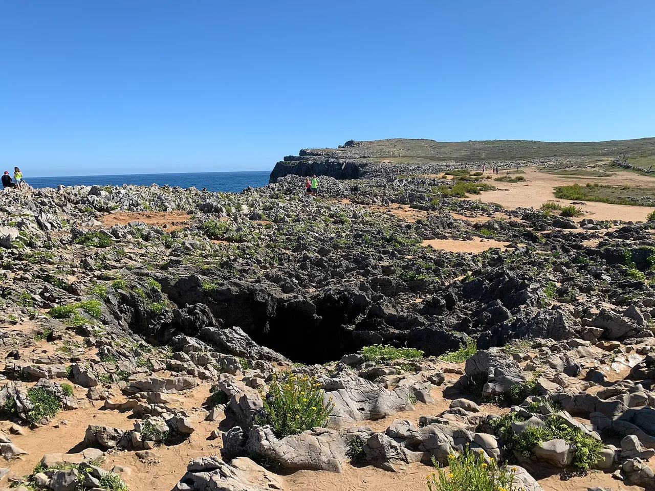 Orificio de un bufón entre las rocas de Pría
