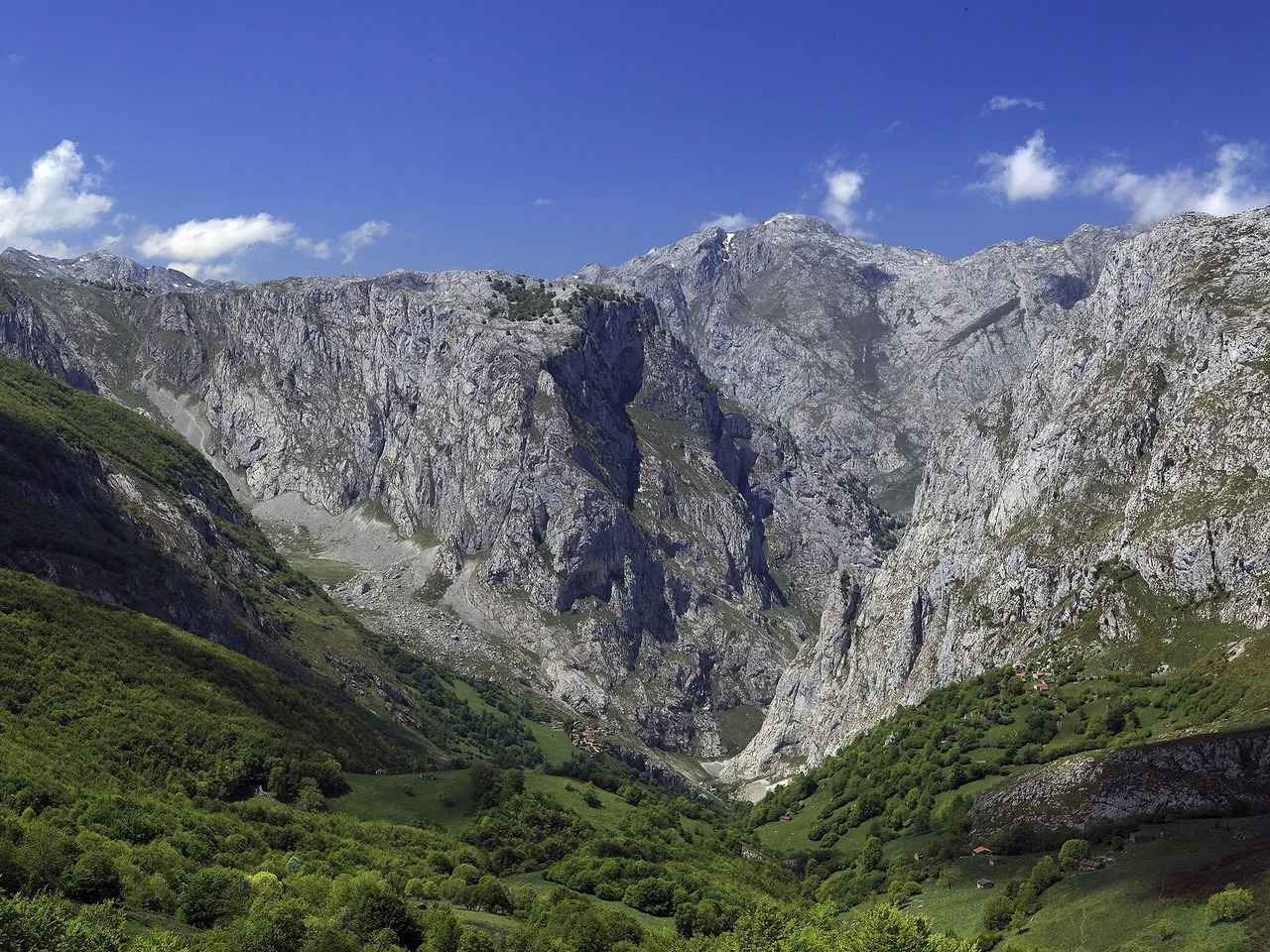 Canal del Tejo en la senda a Bulnes
