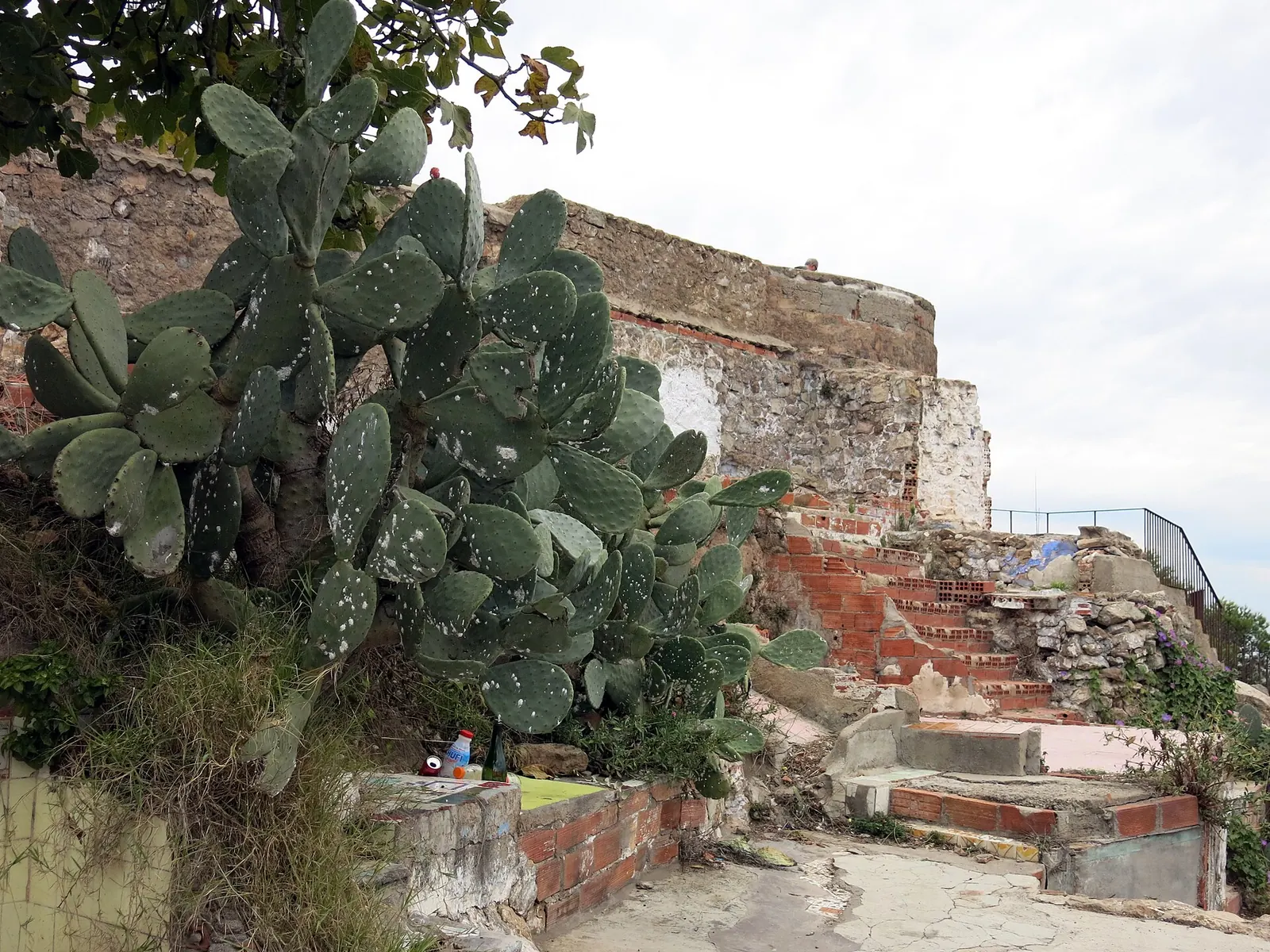 Restos de barracas en el Turó de la Rovira