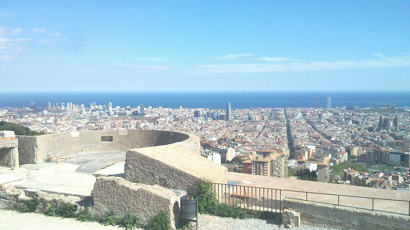 Vista panorámica de Barcelona desde el Turó de la Rovira
