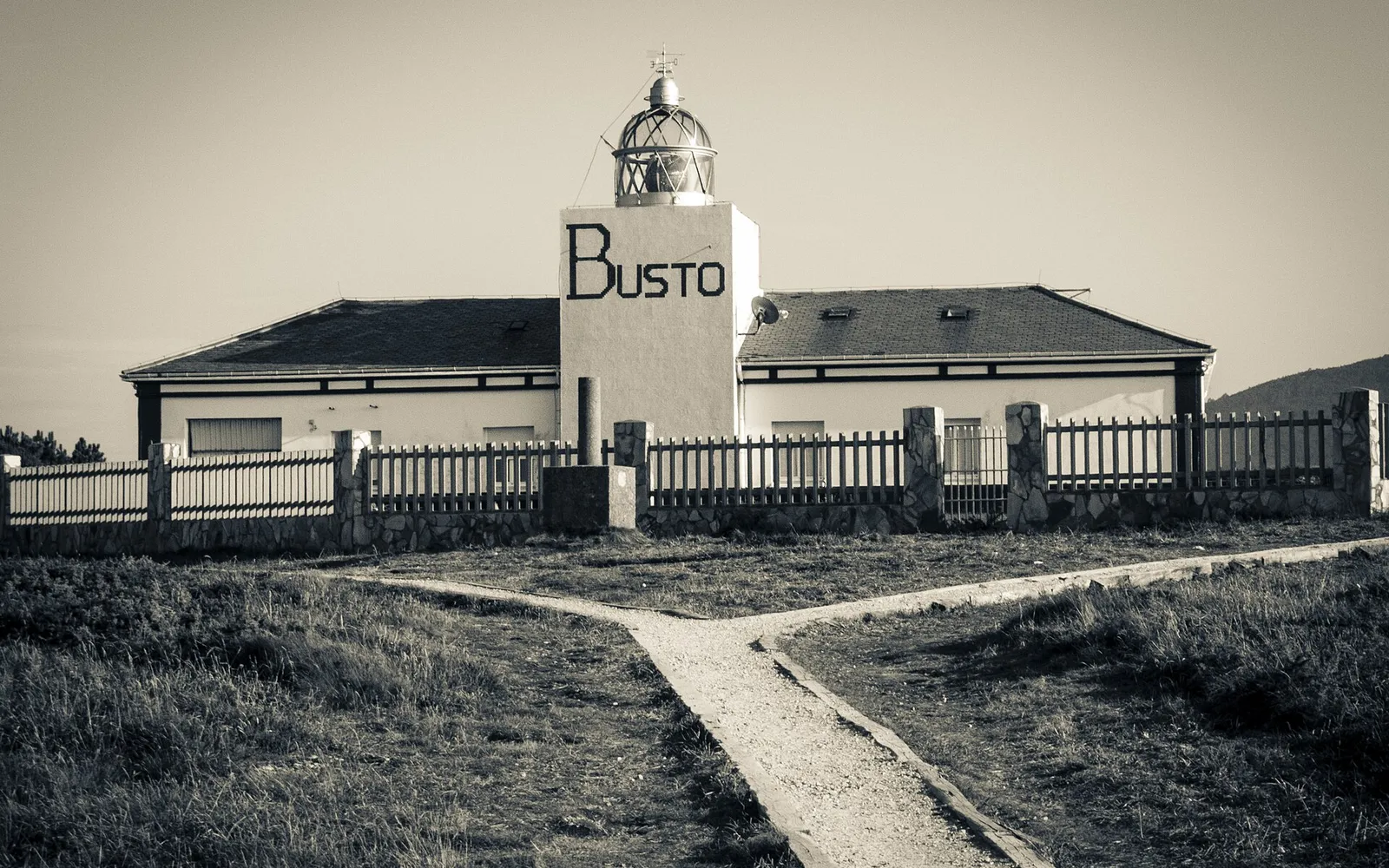 Faro de Cabo Busto en blanco y negro