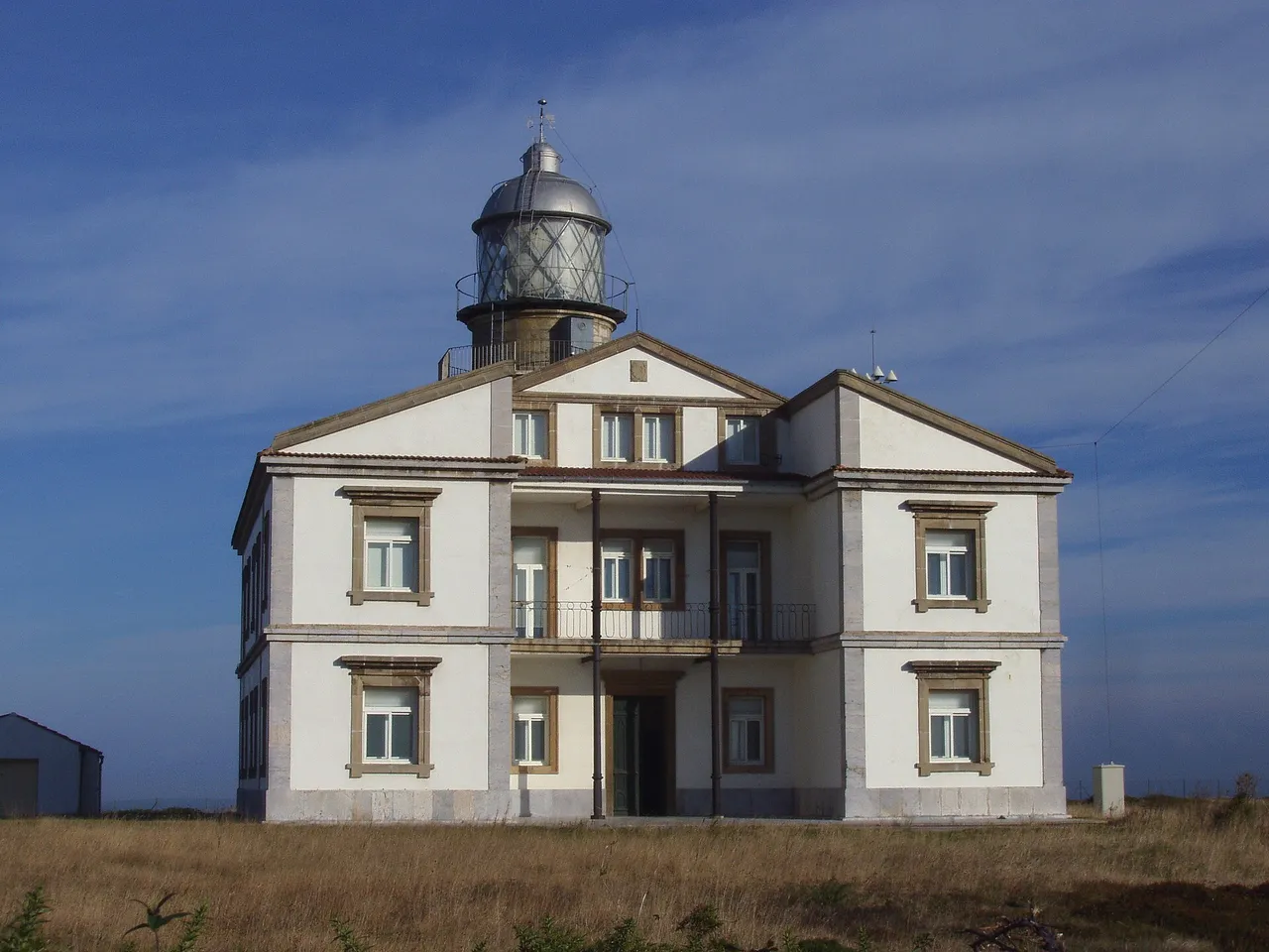 Fachada sur del faro de Cabo Peñas