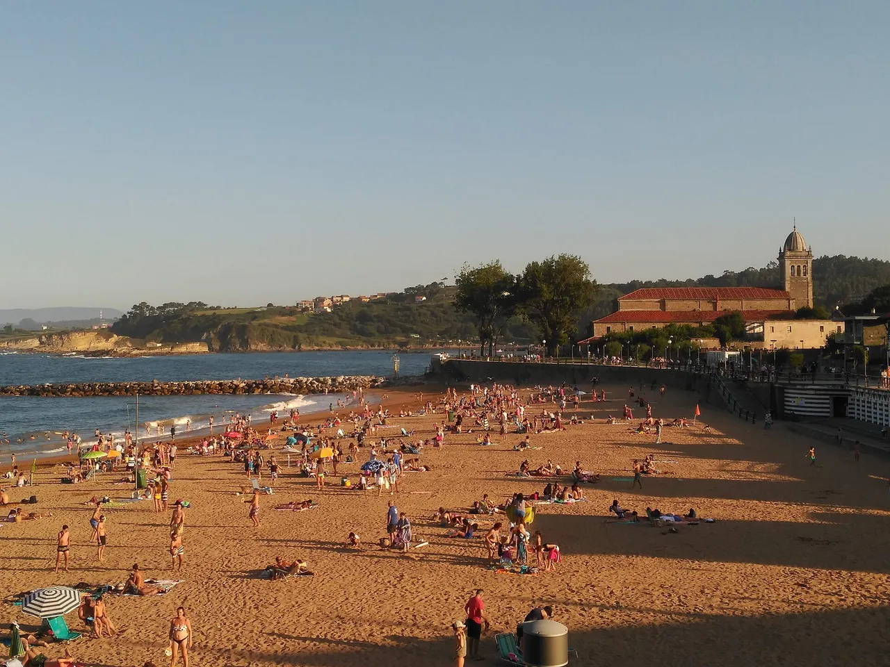 Playa de Luanco con la iglesia
