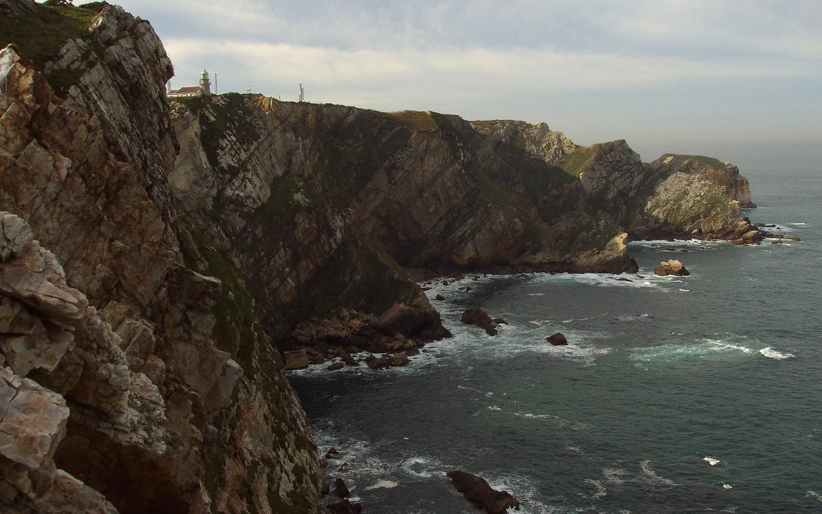 Cabo Peñas: el faro del punto más al norte de Asturias, los acantilados y las playas de Verdicio y Luanco