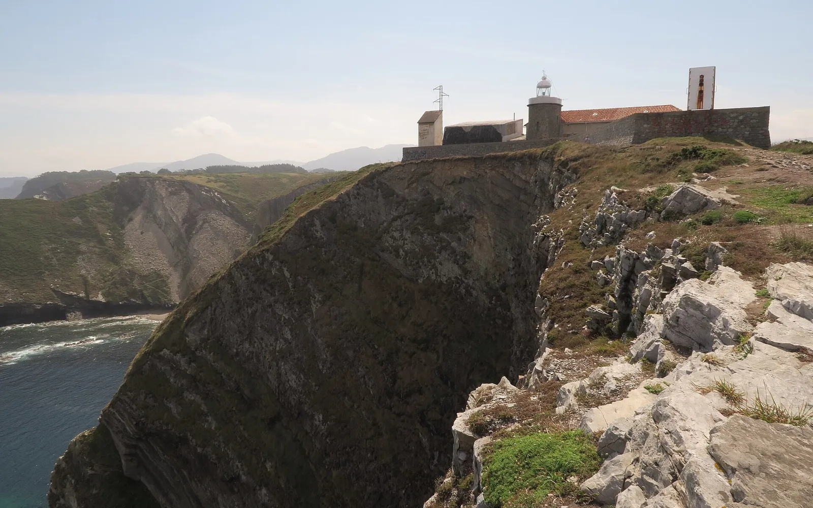 Cabo Vidío: el faro y los acantilados de más de 100 metros de Cudillero, cómo llegar y qué ver
