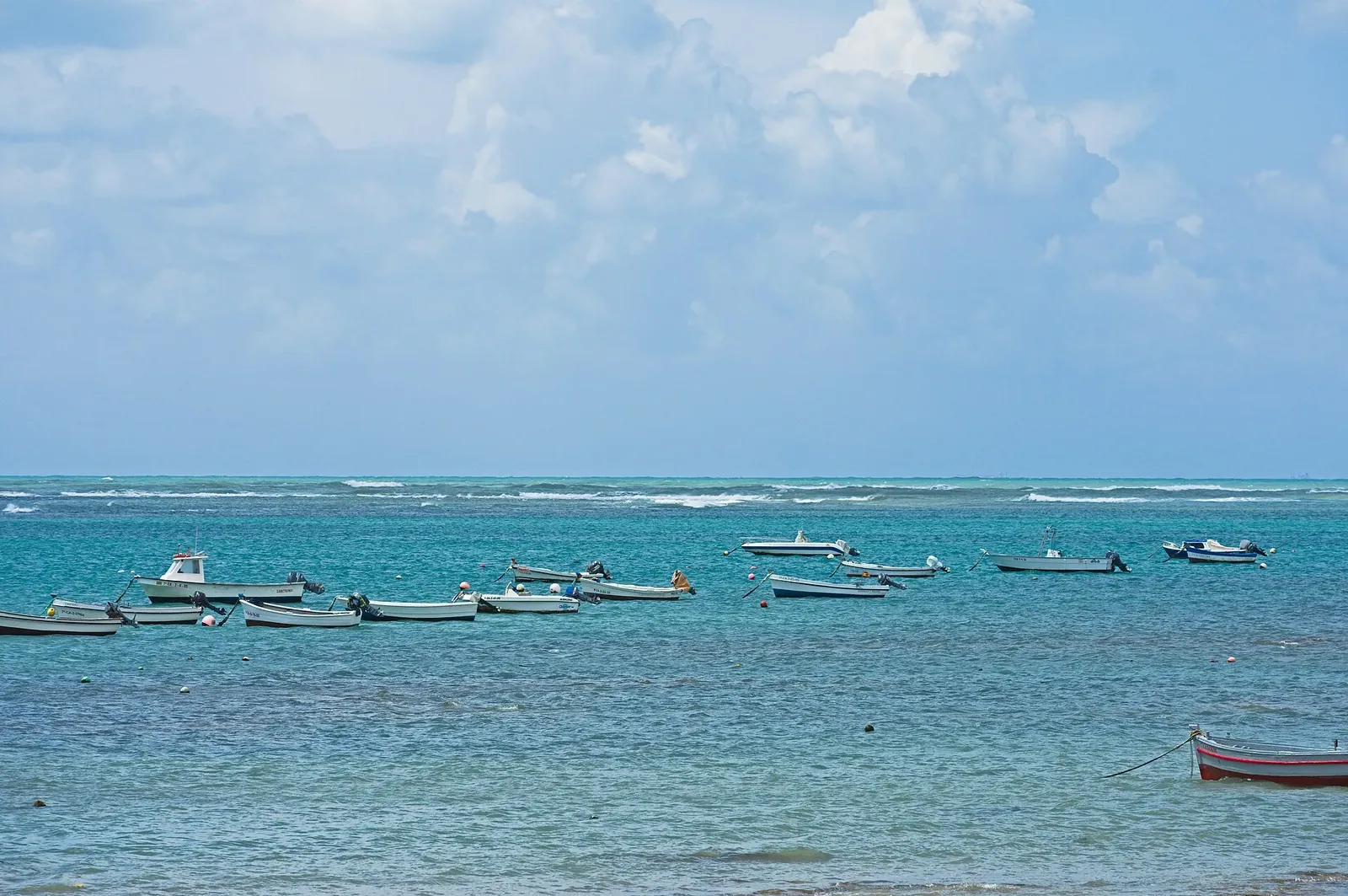 Barcas en el agua turquesa de la Caleta