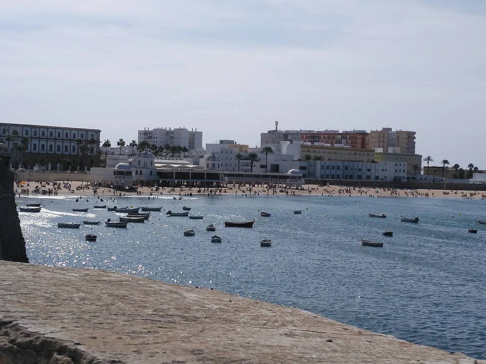 Playa de la Caleta en Cádiz con el antiguo balneario