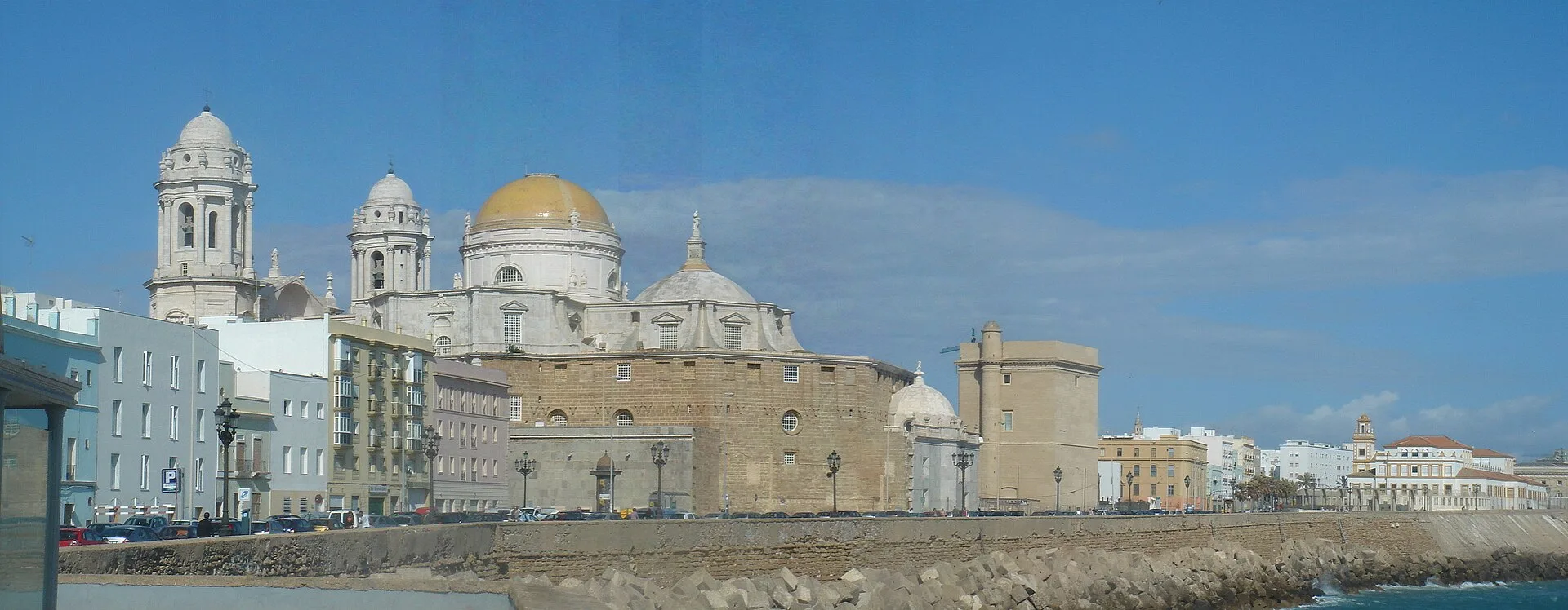 Qué ver en Cádiz: la Caleta, la catedral sobre el mar, la Torre Tavira y el barrio de la Viña