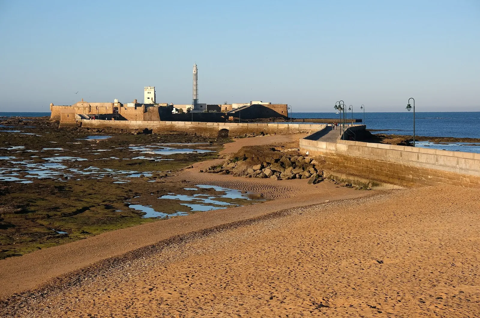 Camino al castillo de San Sebastián en Cádiz