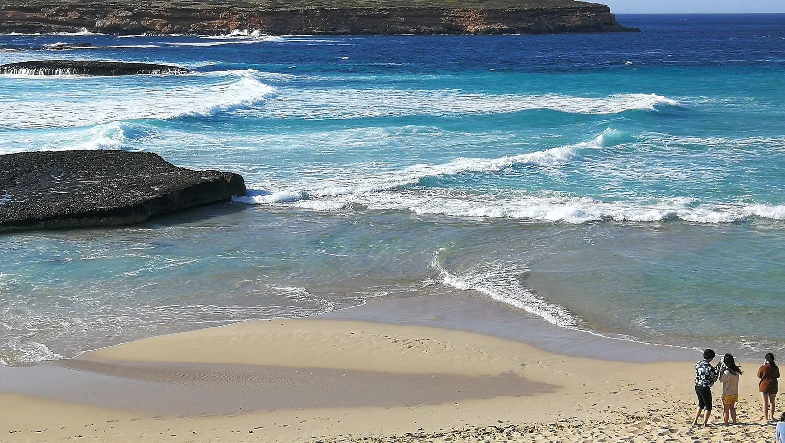 Olas en una de las calas de Comte