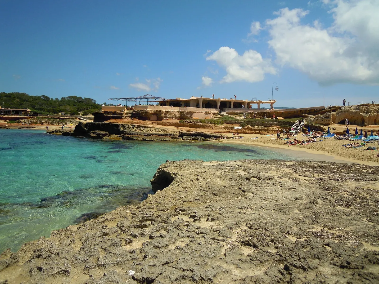Rocas y agua turquesa en Cala Comte