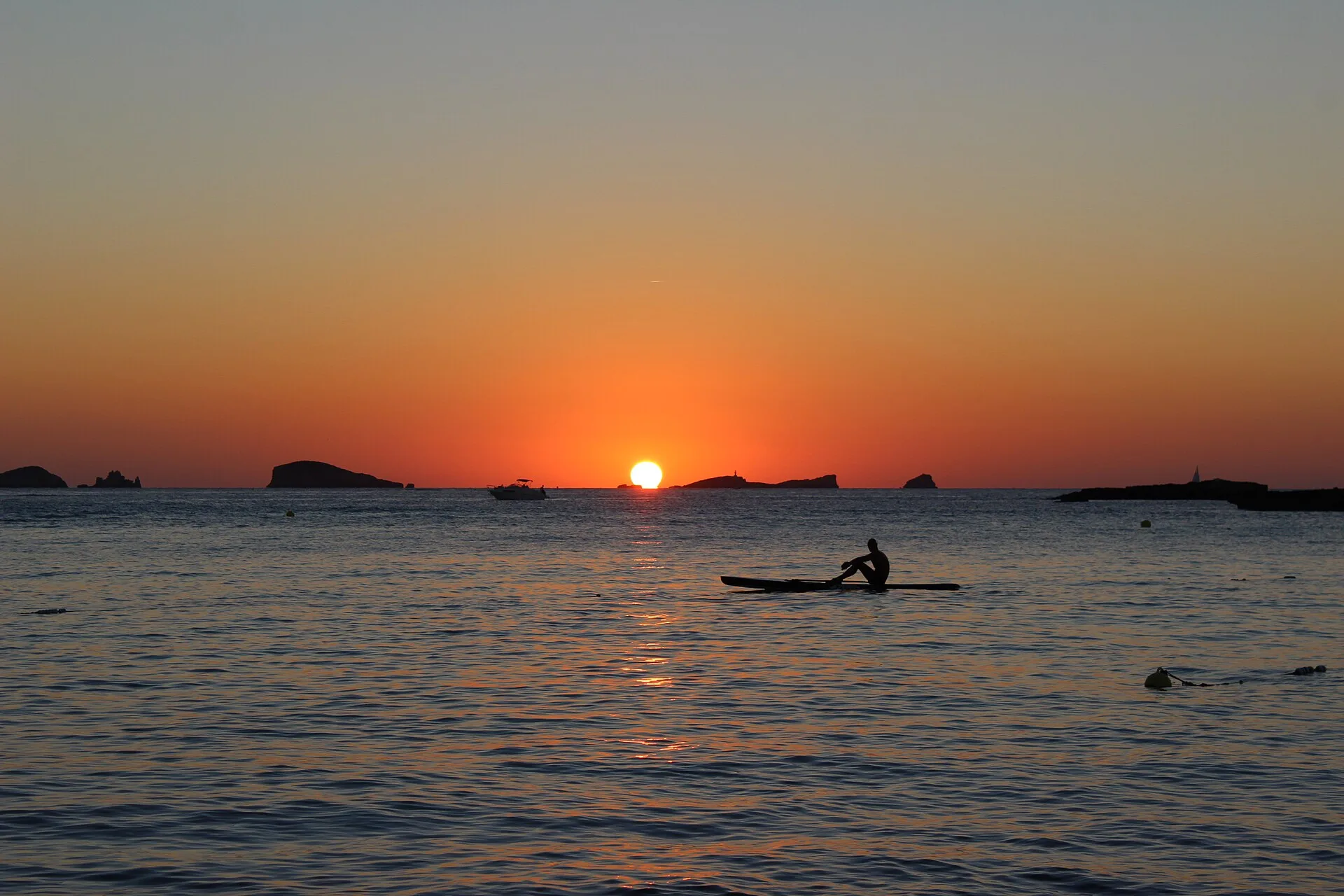 Cala Comte: el agua más turquesa de Ibiza, sus islotes y uno de los mejores atardeceres del Mediterráneo