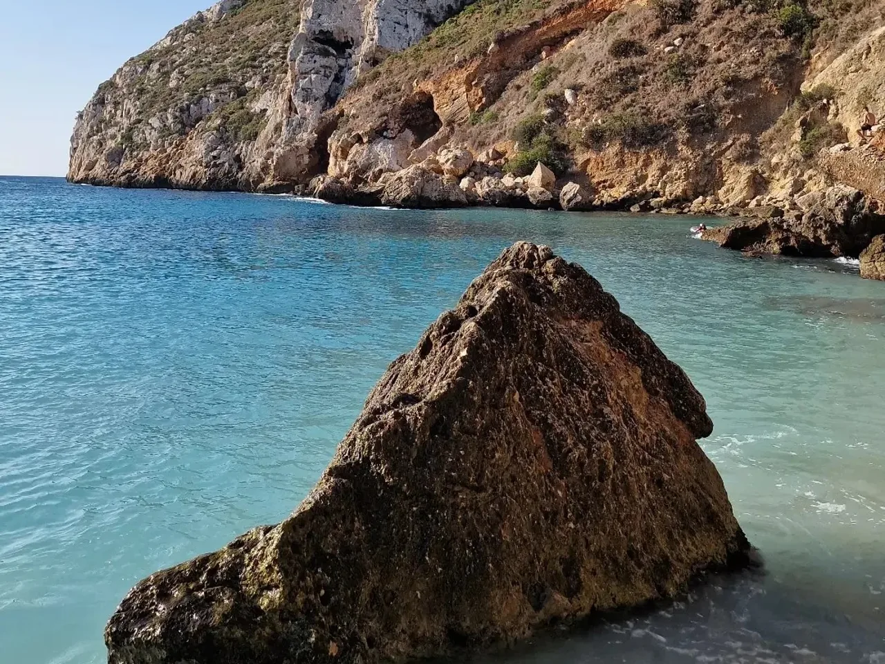 Roca en el agua turquesa de Cala Granadella