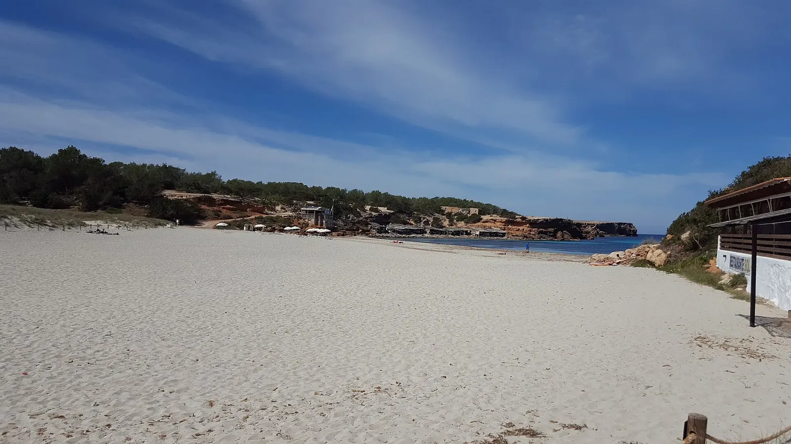 Arena blanca de Cala Saona fuera de temporada