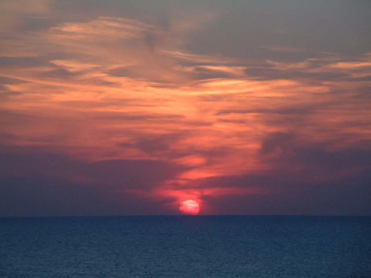 Puesta de sol sobre el mar desde Punta Rasa, Formentera