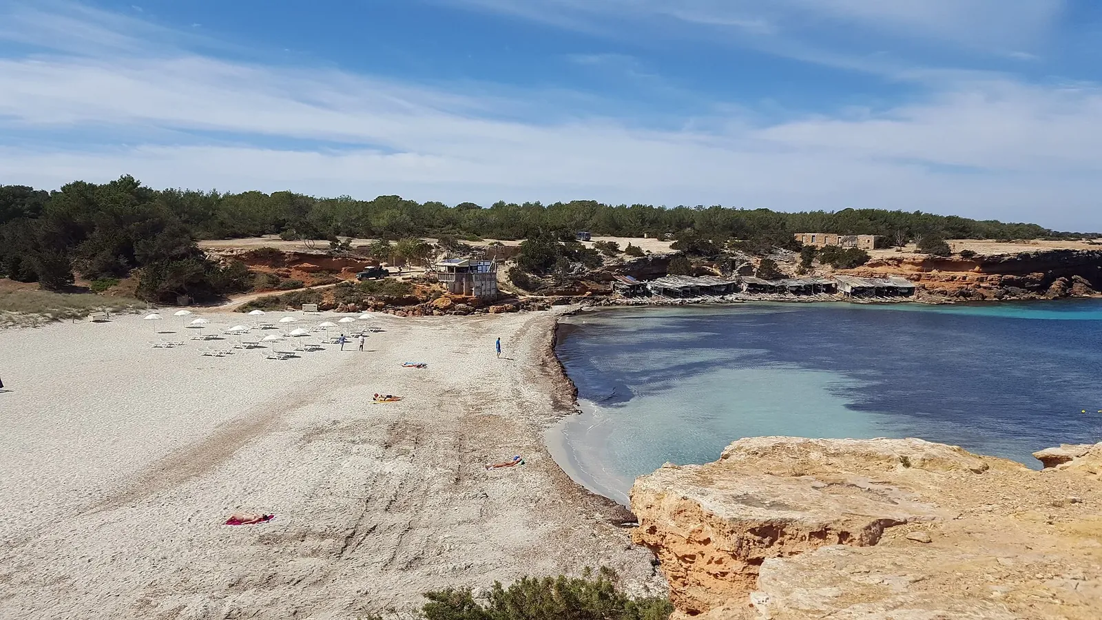 Vista de Cala Saona desde los acantilados con la arena blanca