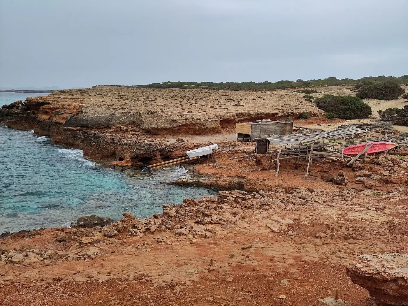 Caló d'en Trull, caleta rocosa con varaderos junto a Cala Saona