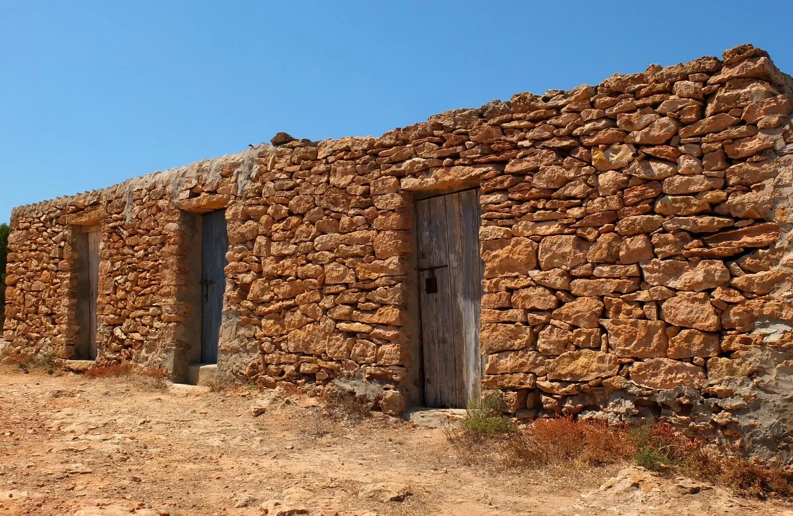 Casetas de piedra de los varaderos de Cala Saona