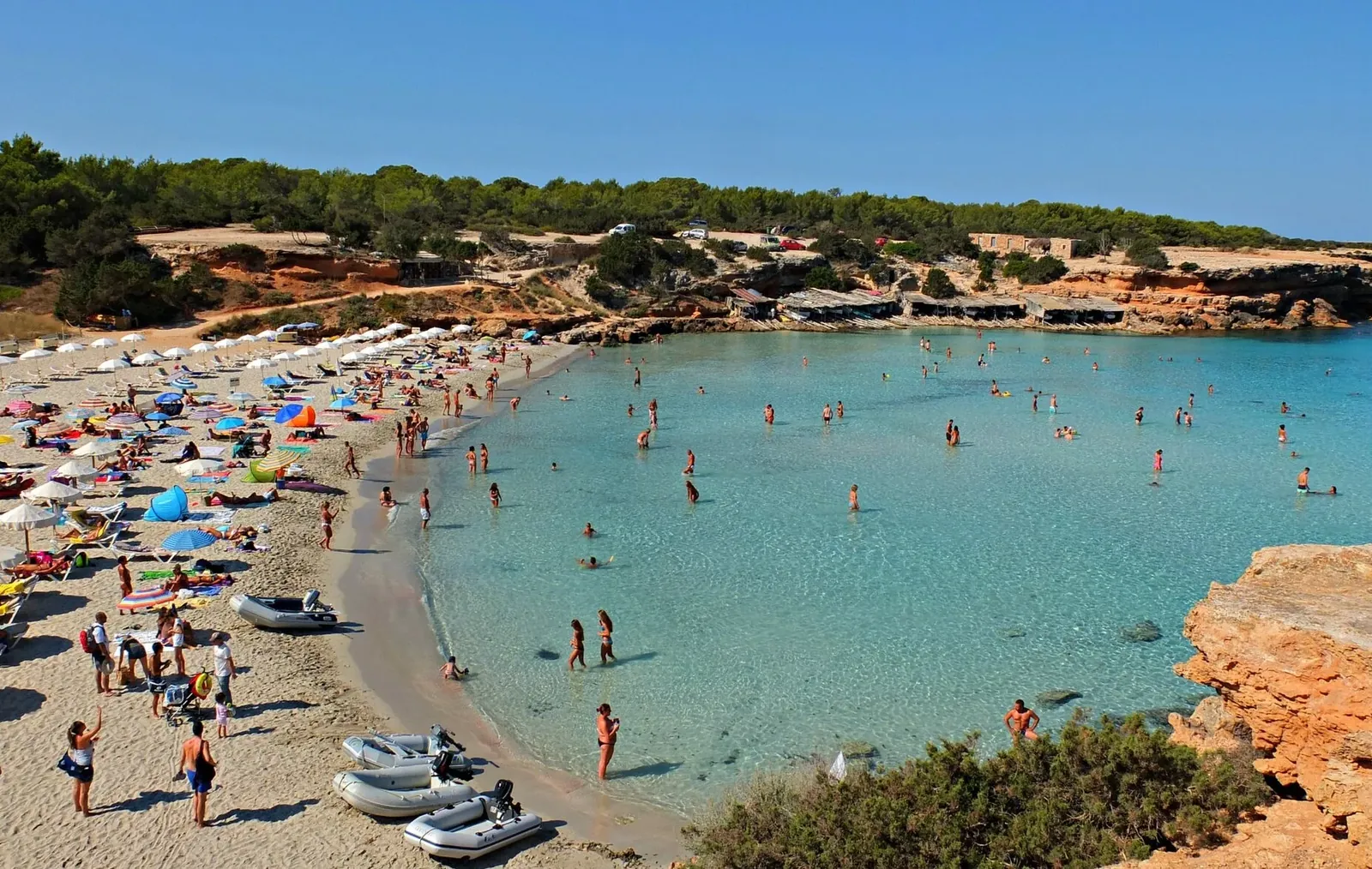 Cala Saona: la playa de Formentera para ver el atardecer (y cómo llegar sin agobios)