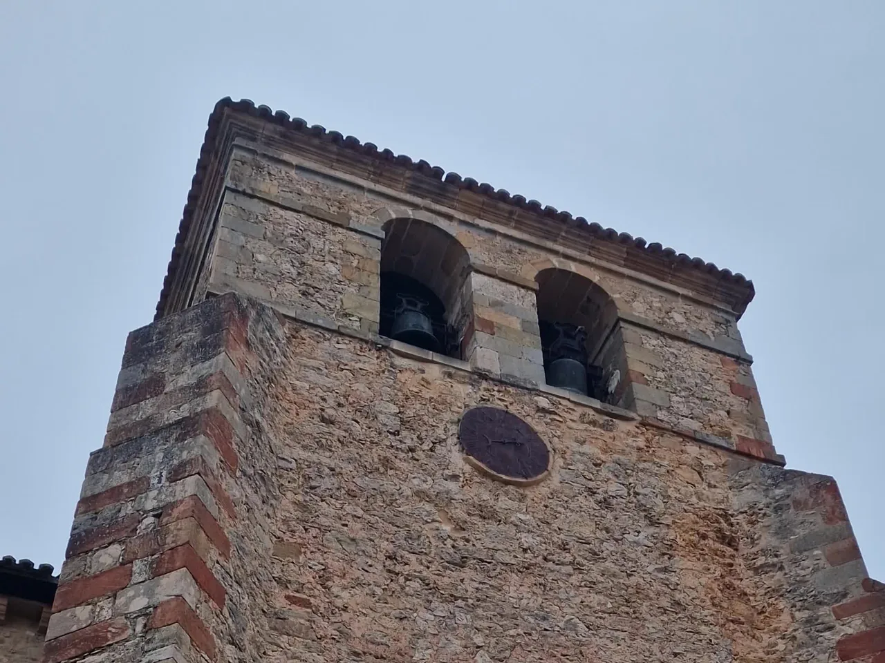 Espadaña de la iglesia de Calatañazor con dos campanas