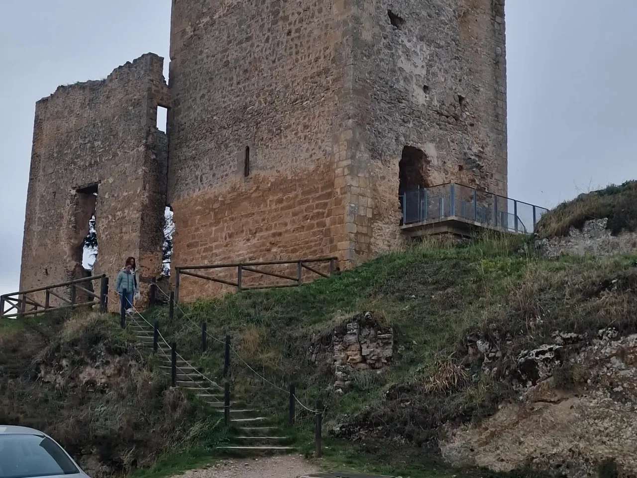 Ruinas del castillo de Calatañazor con una escalera de acceso