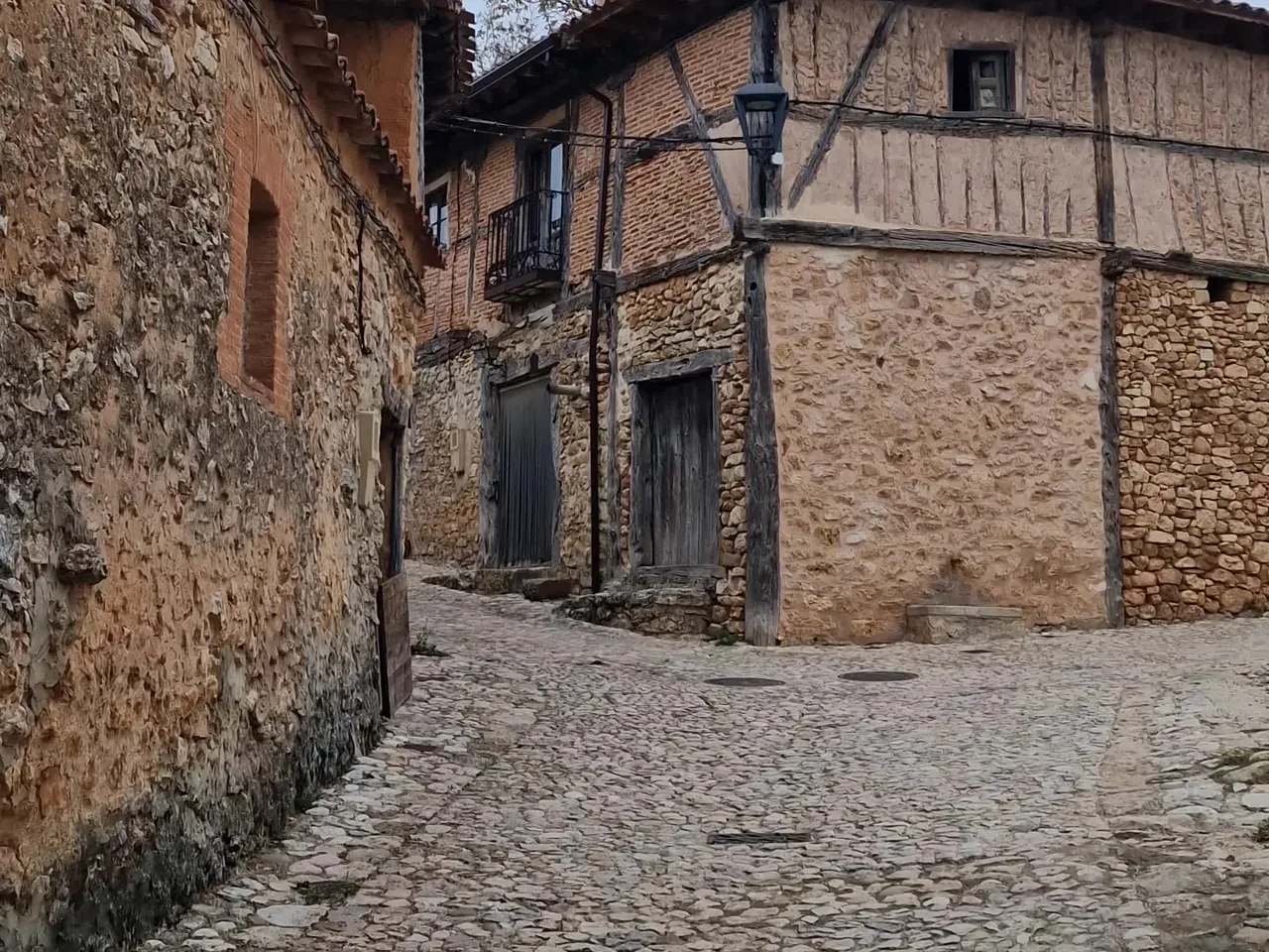 Casas con entramado de madera y calle empedrada en Calatañazor