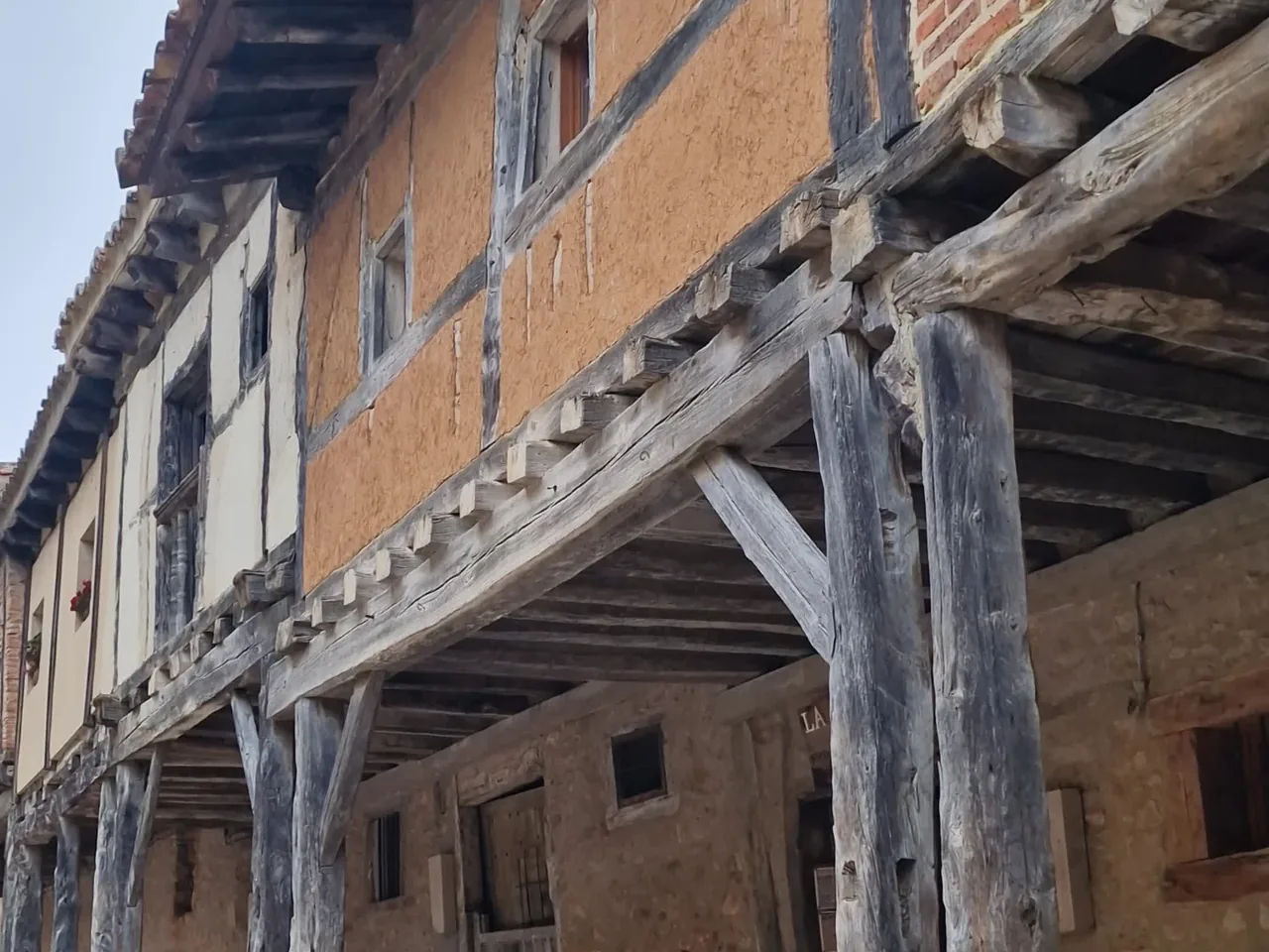 Soportales de madera de una casa de Calatañazor
