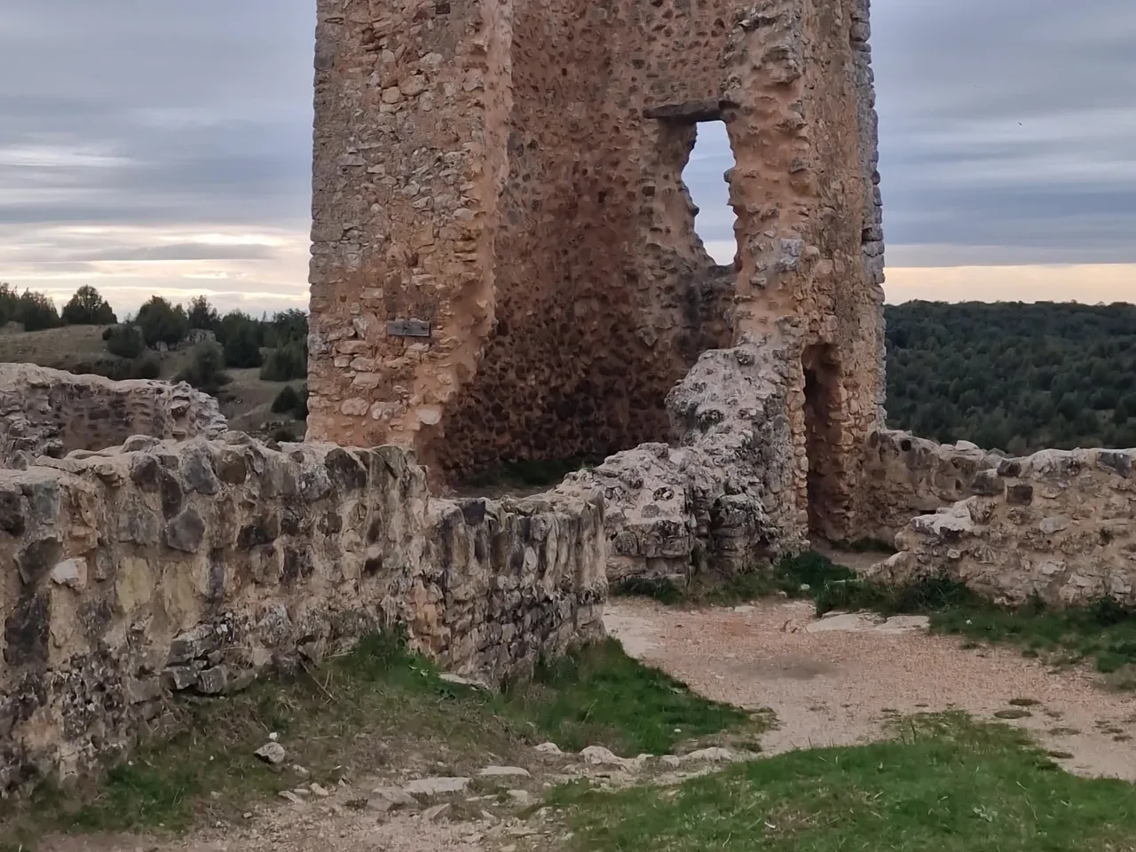 Ruinas del castillo de Calatañazor con vistas al valle