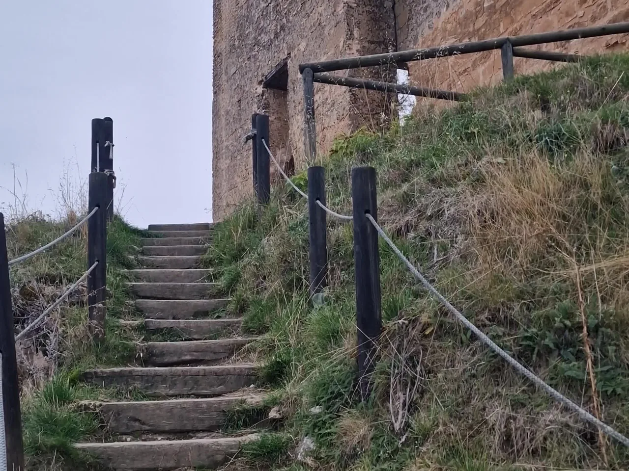 Escalera de piedra que sube al castillo de Calatañazor