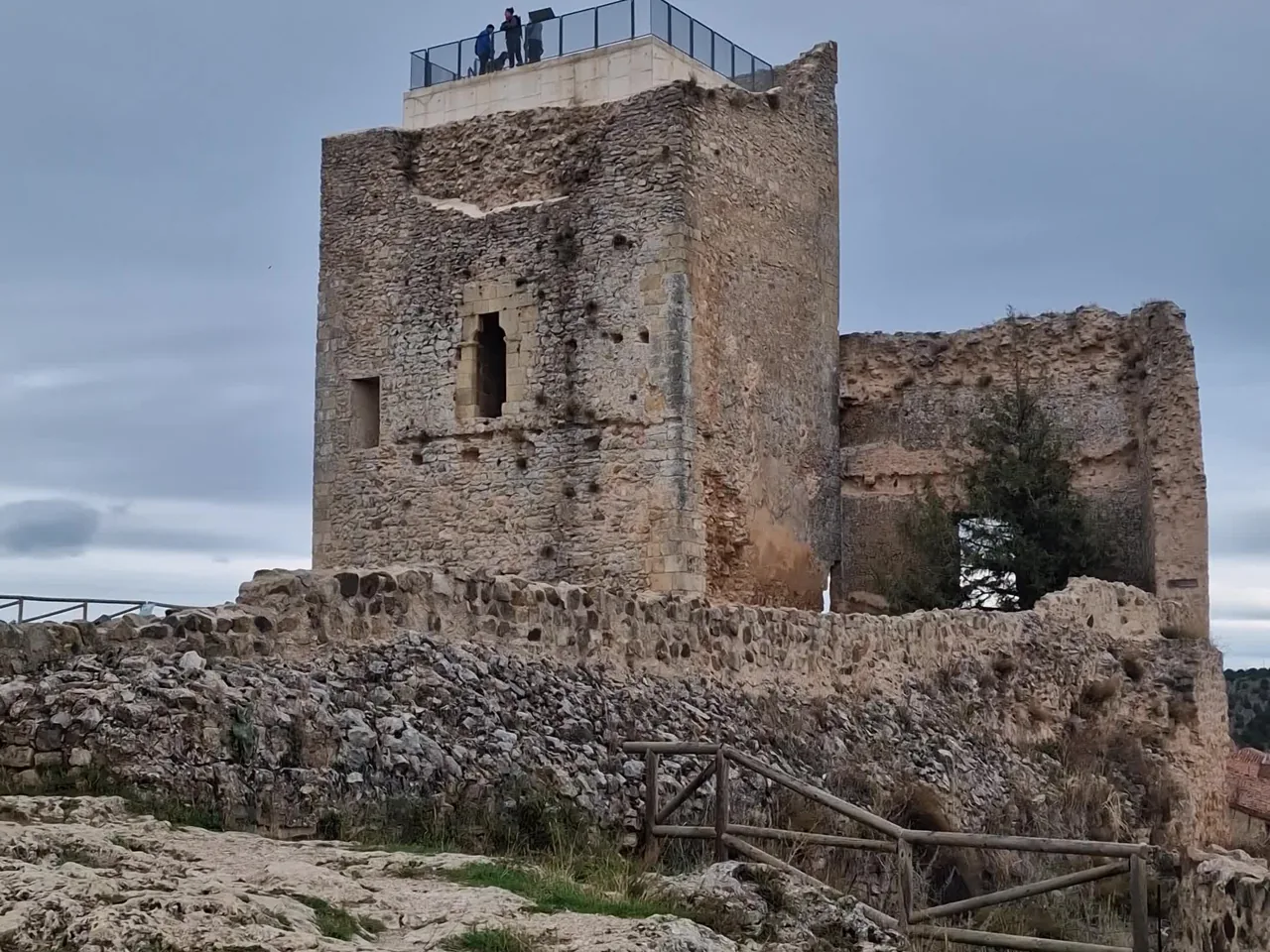 Torre del castillo de Calatañazor con un mirador en lo alto