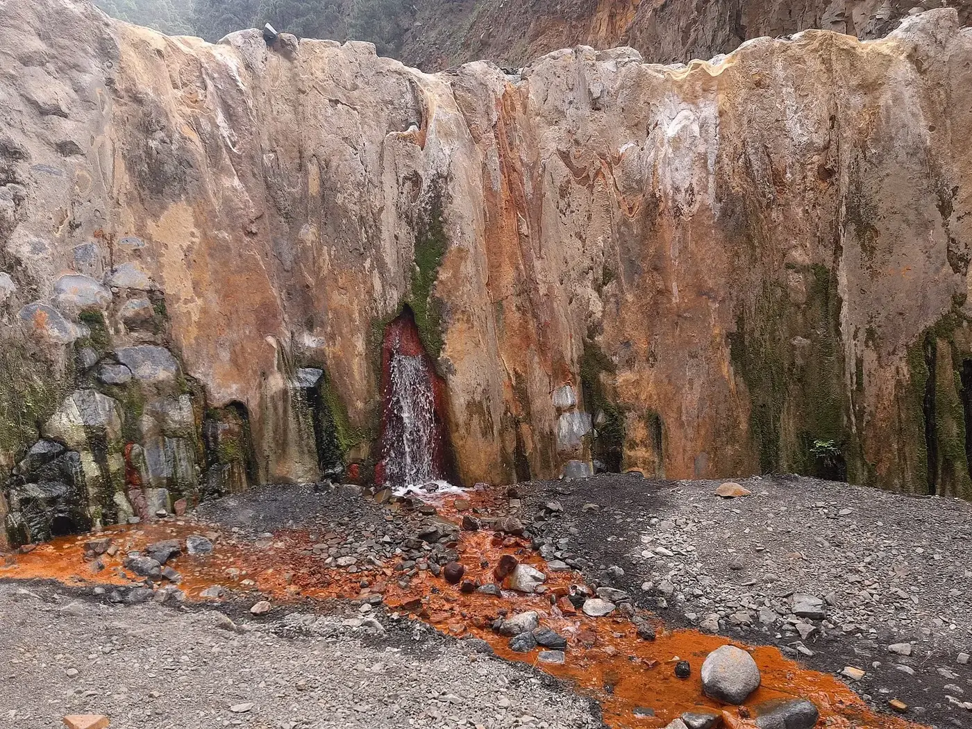 Cascada de Colores con la roca teñida de naranja en la Caldera de Taburiente