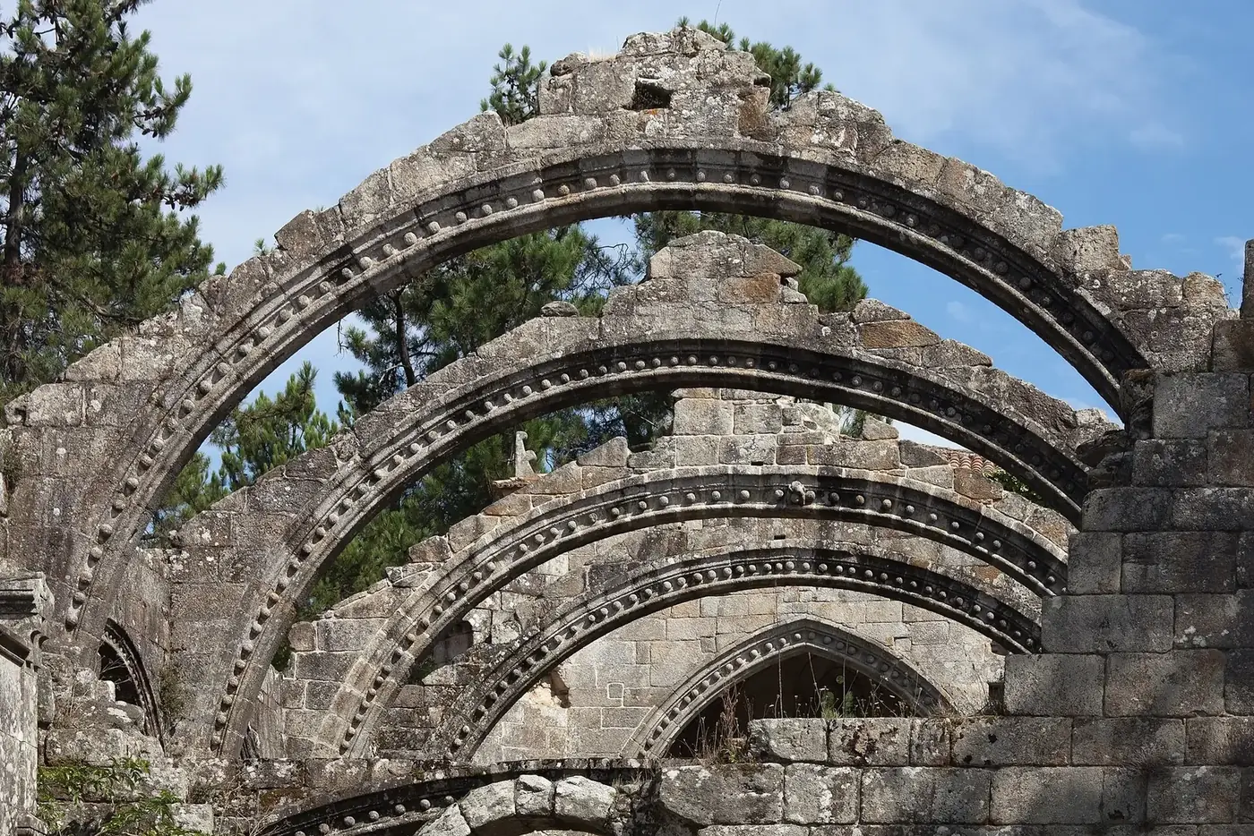 Arcos góticos sin techo de Santa Mariña Dozo