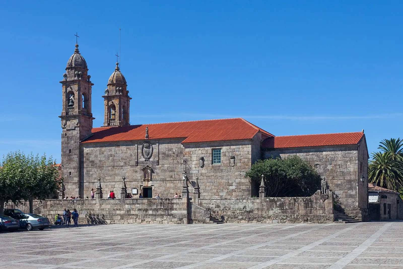 Iglesia de San Bieito en la plaza de Fefiñáns