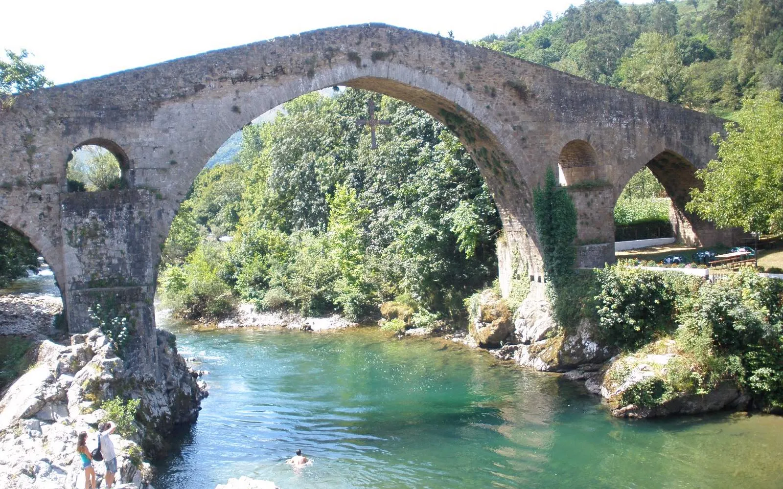 Qué ver en Cangas de Onís: el puente «romano», la capilla de la Santa Cruz y la capital del primer reino