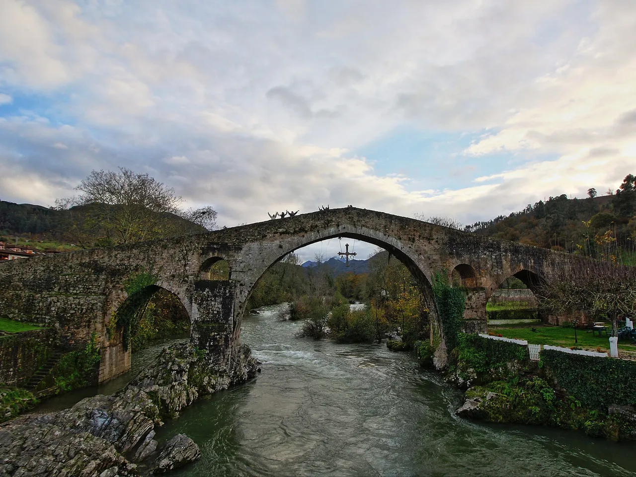 Vista del puente de Cangas de Onís desde la orilla