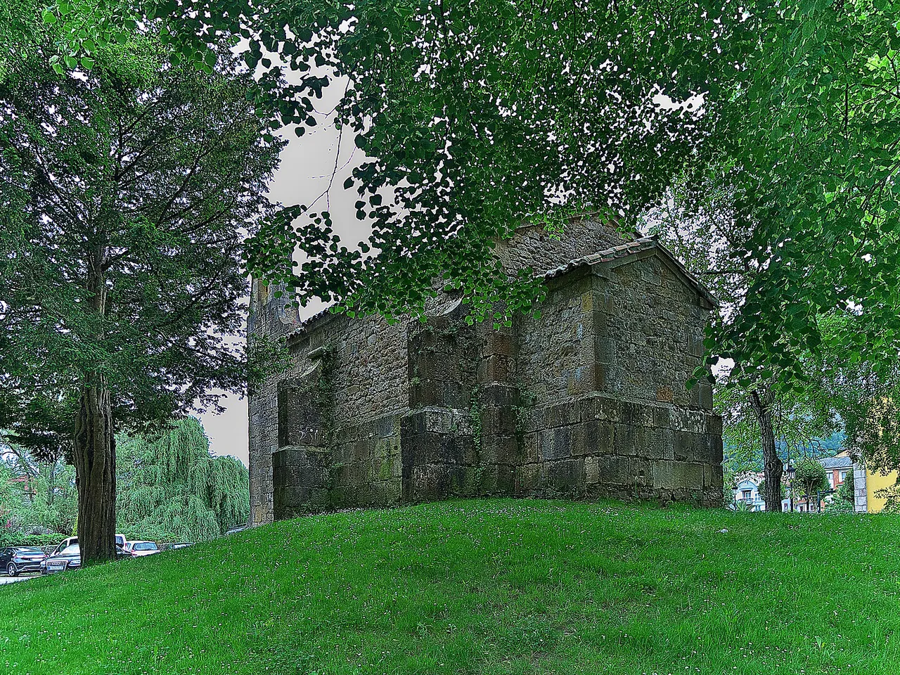 Fachada de la Capilla de la Santa Cruz en Cangas de Onís