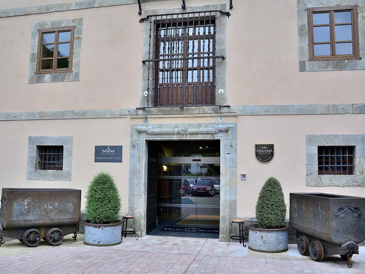 Fachada del Parador de Corias