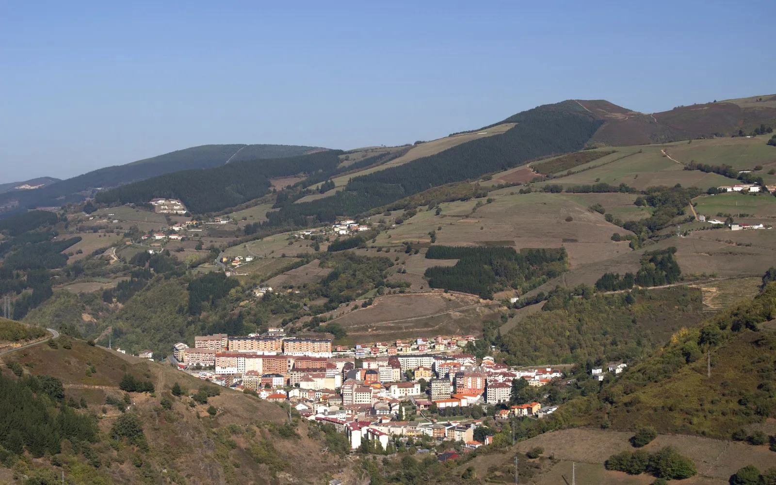 Qué ver en Cangas del Narcea: el Monasterio de Corias, el concejo más grande de Asturias y Muniellos