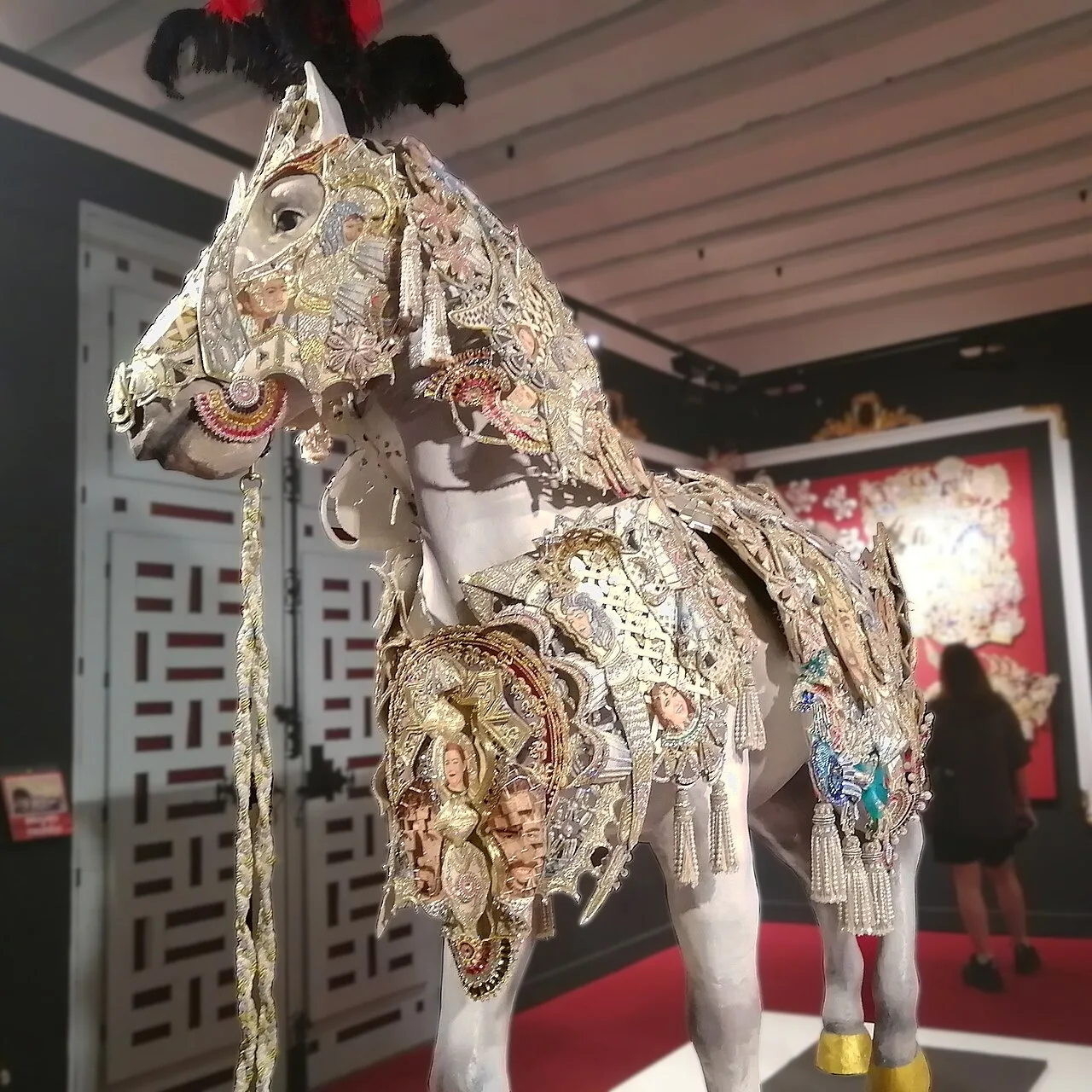Manto bordado de los Caballos del Vino en el museo