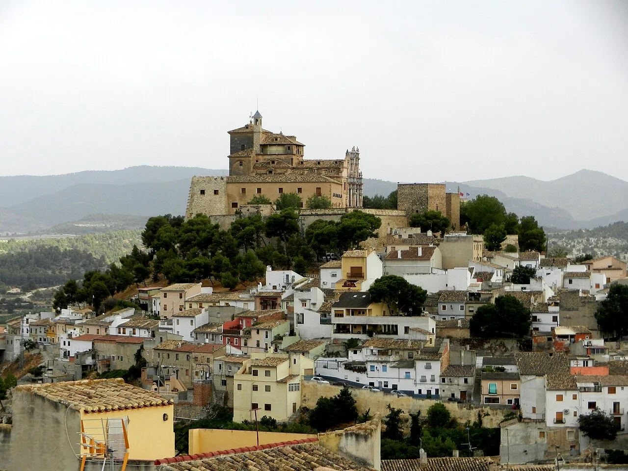 Castillo y basílica de Caravaca de la Cruz sobre el pueblo