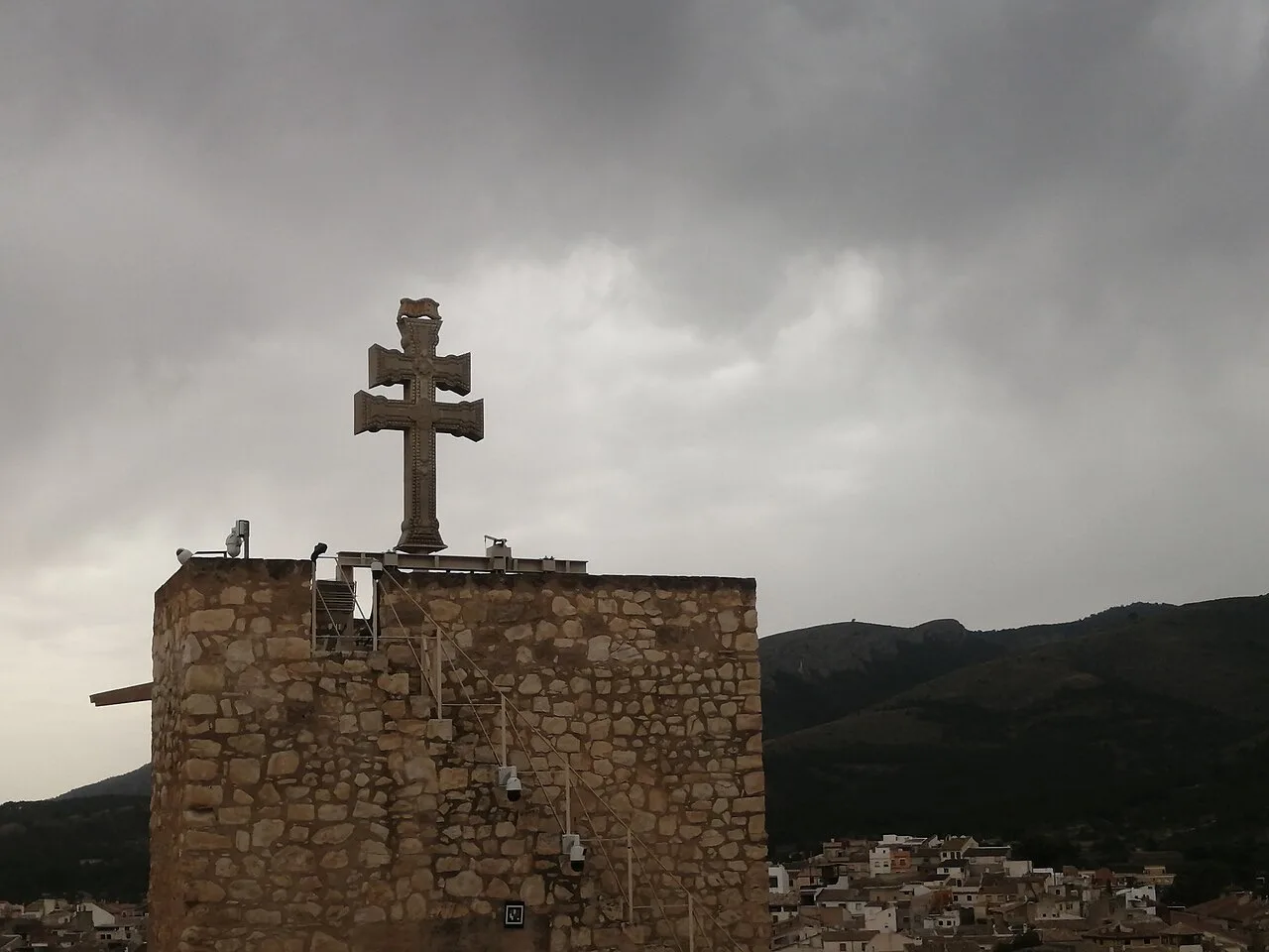 Cruz de Caravaca en la plaza de la basílica