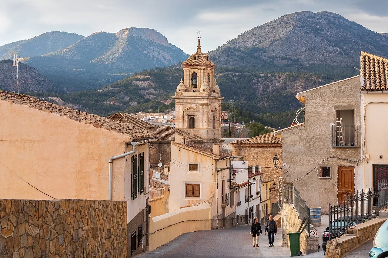 Calle empinada hacia la iglesia del Salvador en Caravaca