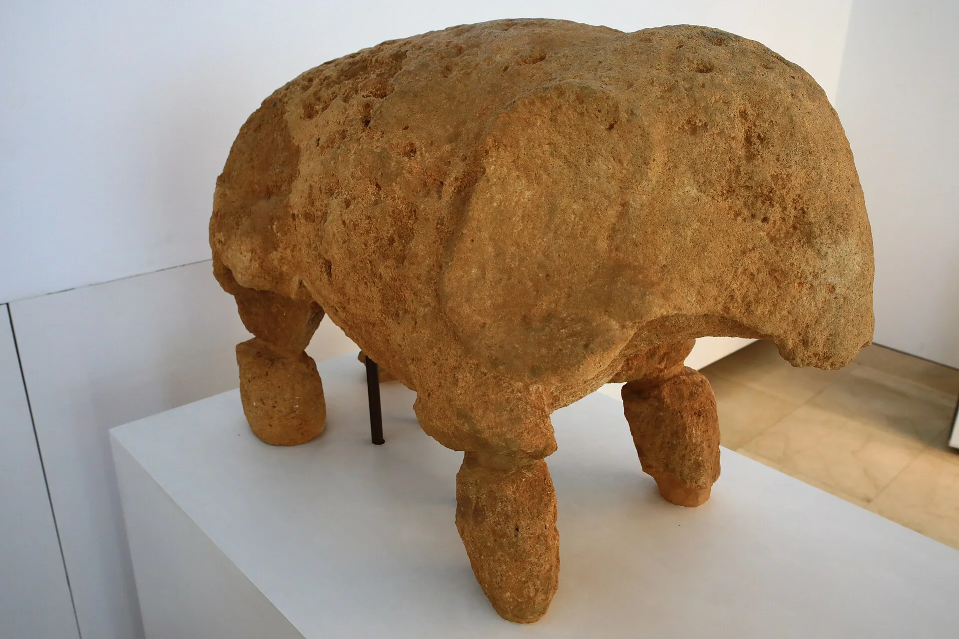 Escultura de elefante hallada en la necrópolis romana de Carmona