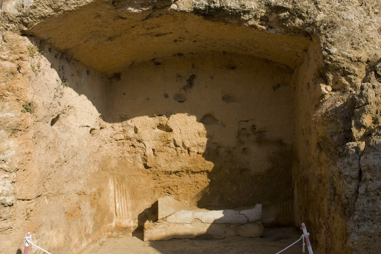 Tumba excavada en la roca en la necrópolis romana de Carmona