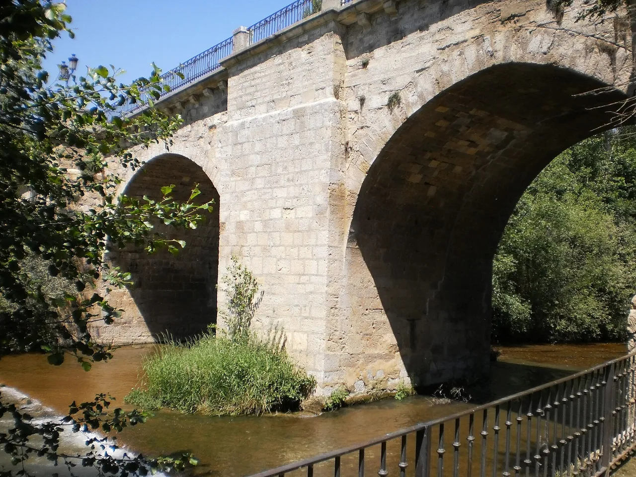 Puente de piedra sobre el río Carrión